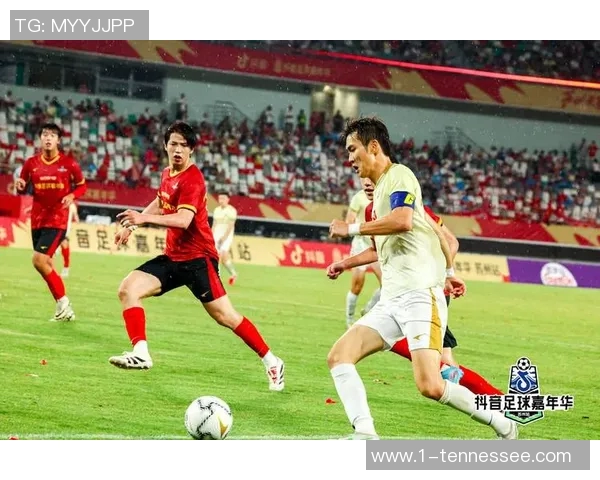 球场上的对话瞬间 足球明星们的真实交流与默契展现