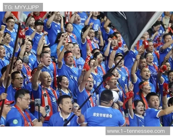 卡马赛克蓝爆炸引爆全场足球热潮球迷狂欢现场激情四溢